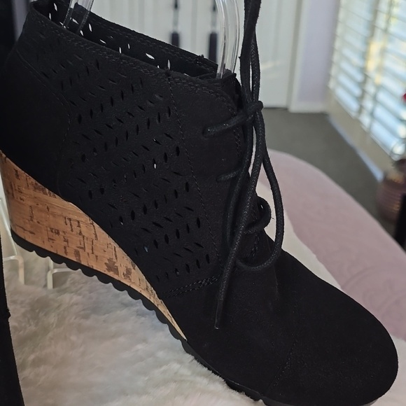 BOBS from Skechers Shoes - BOBS from Skechers Black -  Memory Foam Wedge Bootie